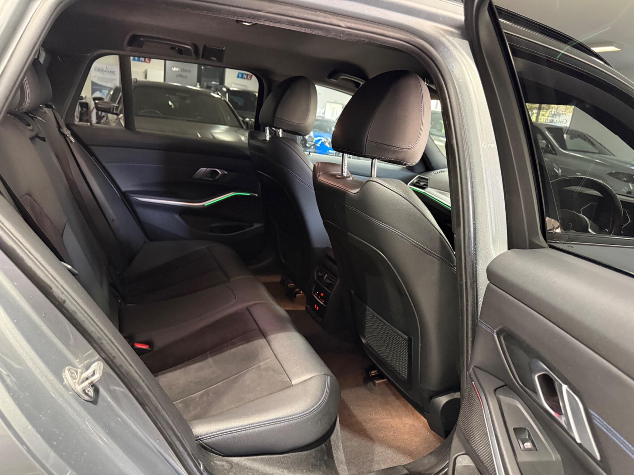 BMW 3 Series view 32