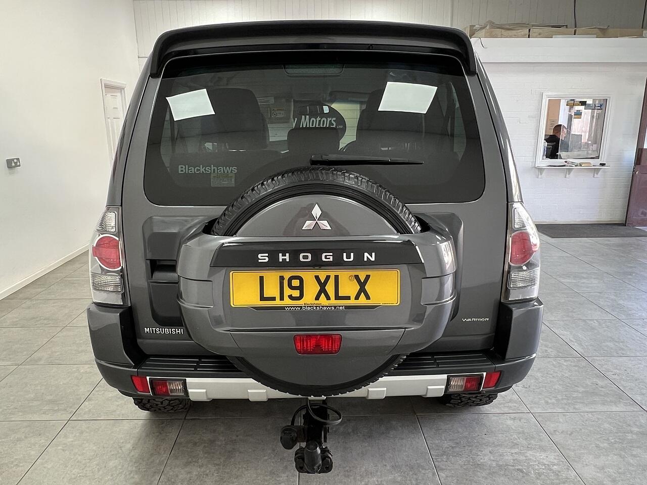 Mitsubishi Shogun view 4