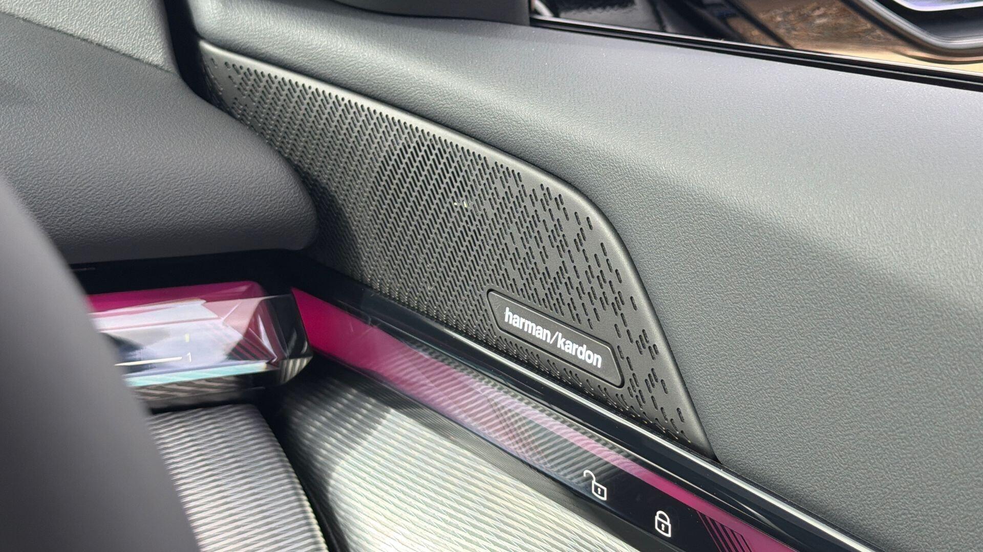 BMW 5 Series view 21