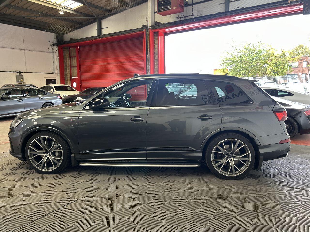 Audi Q7 view 6