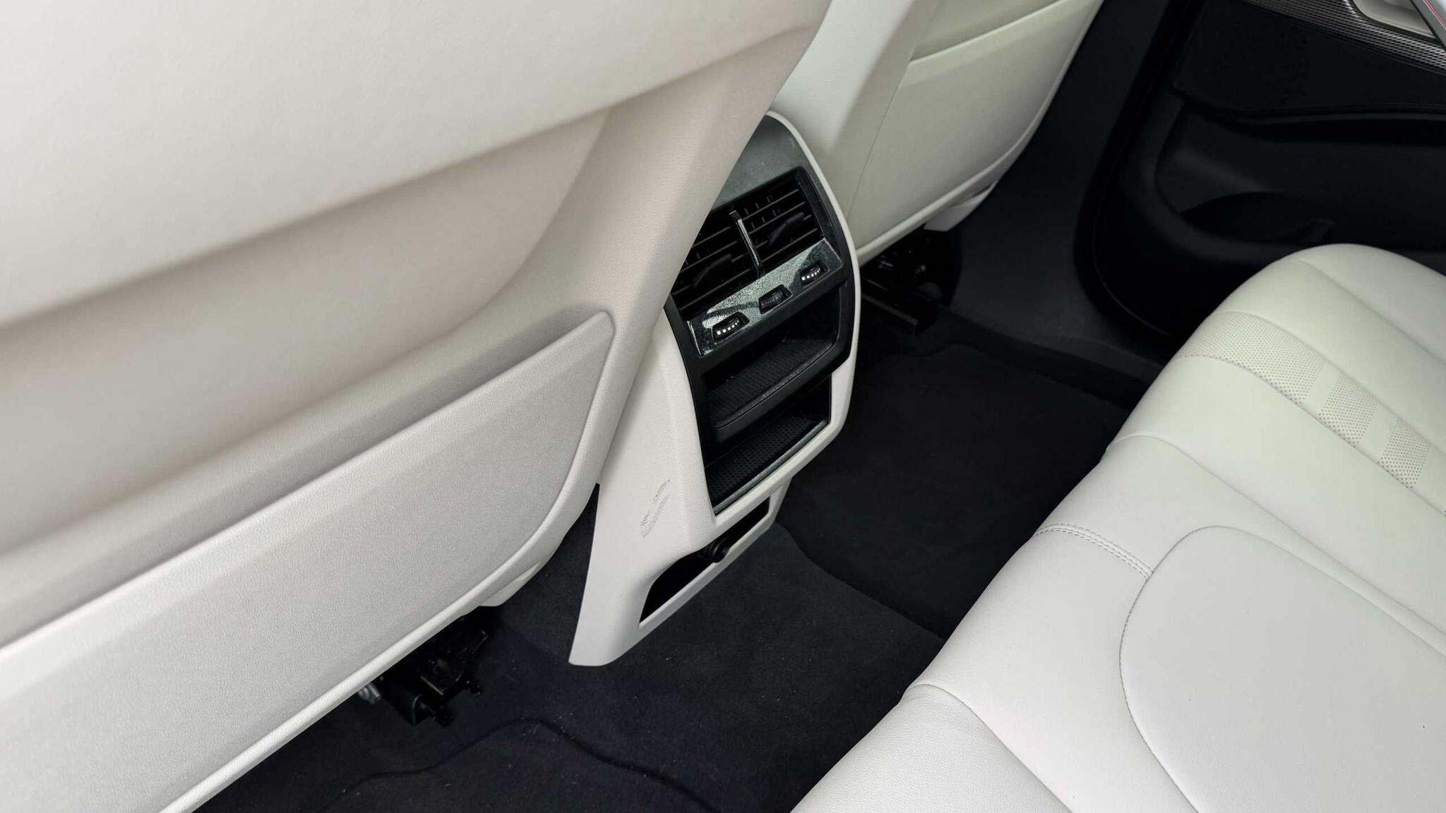 BMW X6 view 32