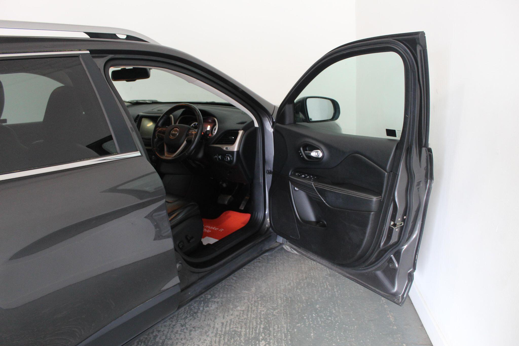 Jeep Cherokee view 25