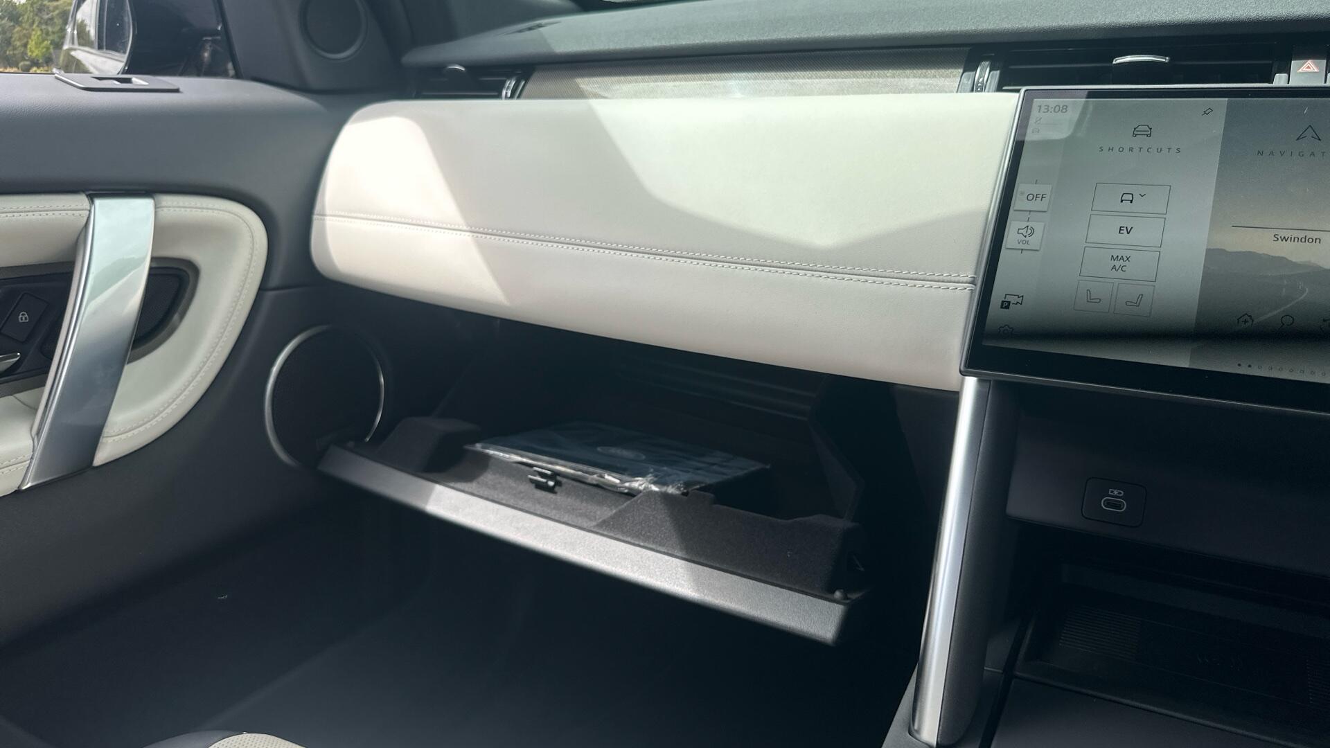 Land Rover Discovery Sport view 60