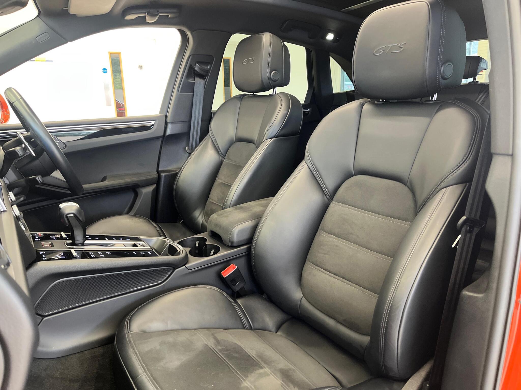 Porsche Macan view 14