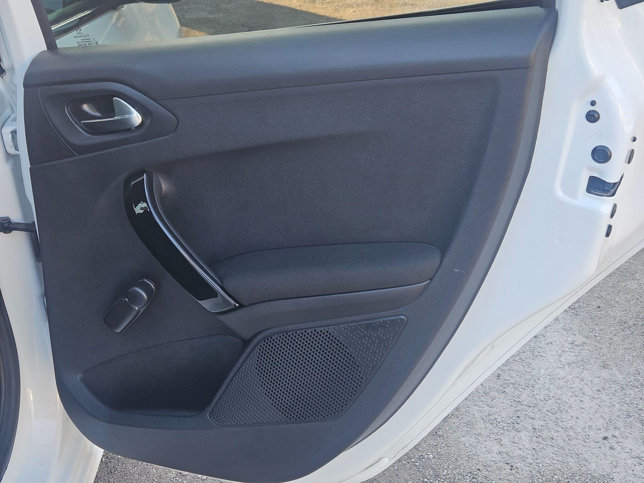 2017 Peugeot 208 image 37