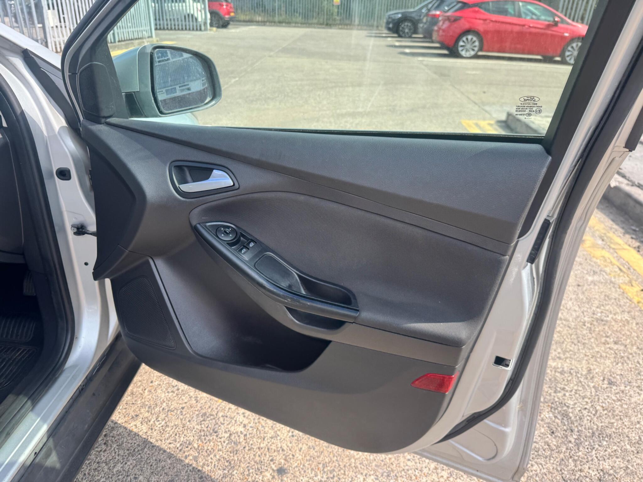 Ford Focus view 11