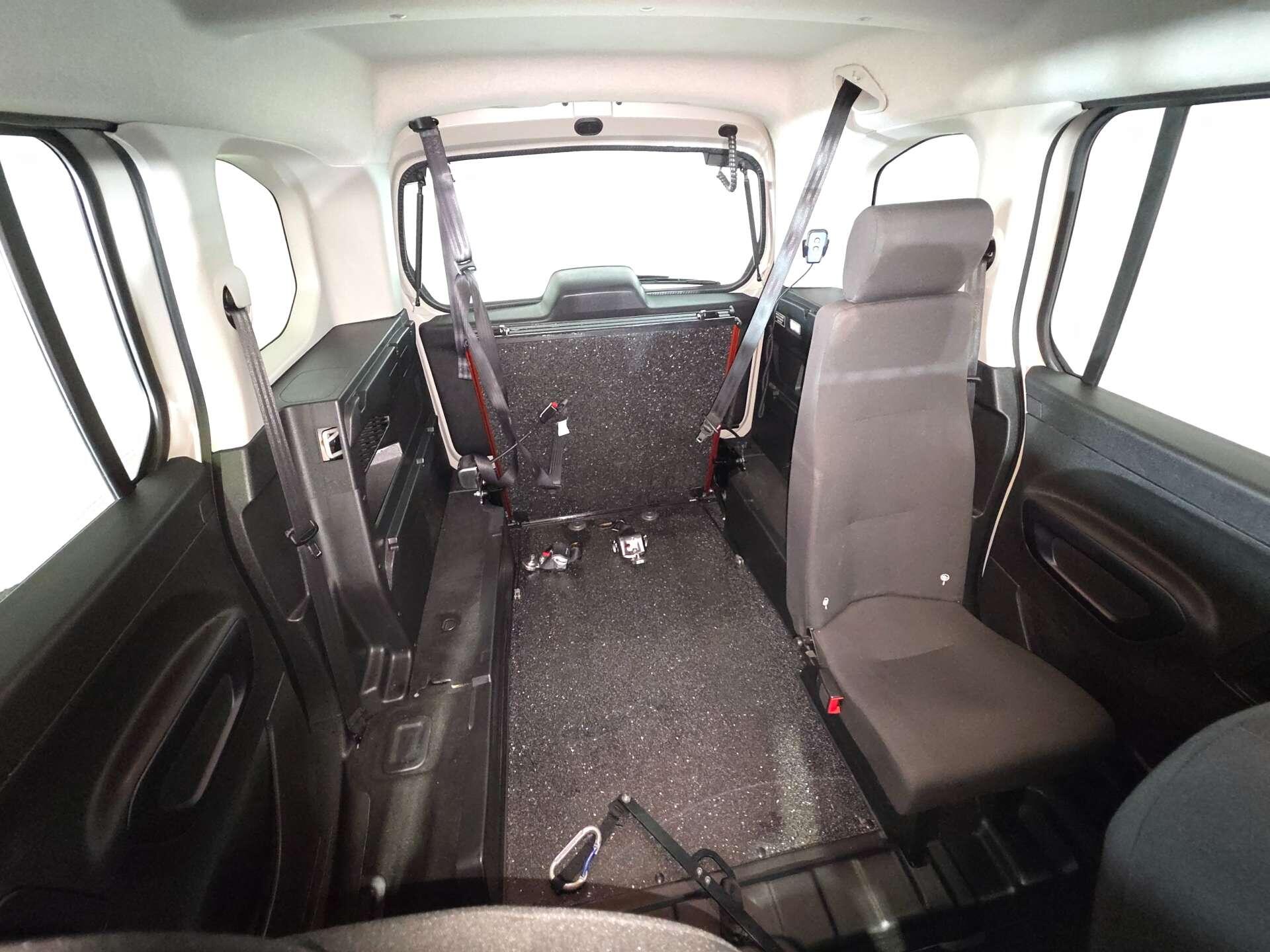 Peugeot Rifter view 39