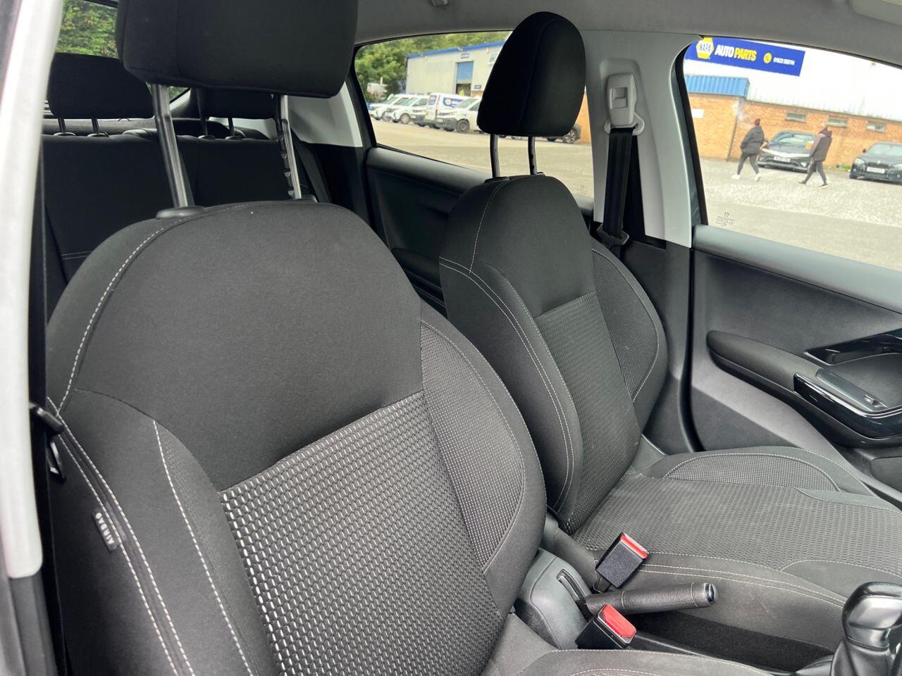 Peugeot 208 view 14
