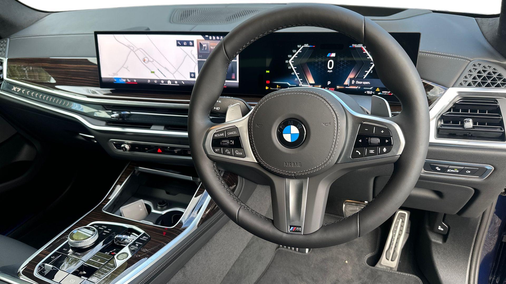 BMW X7 view 5