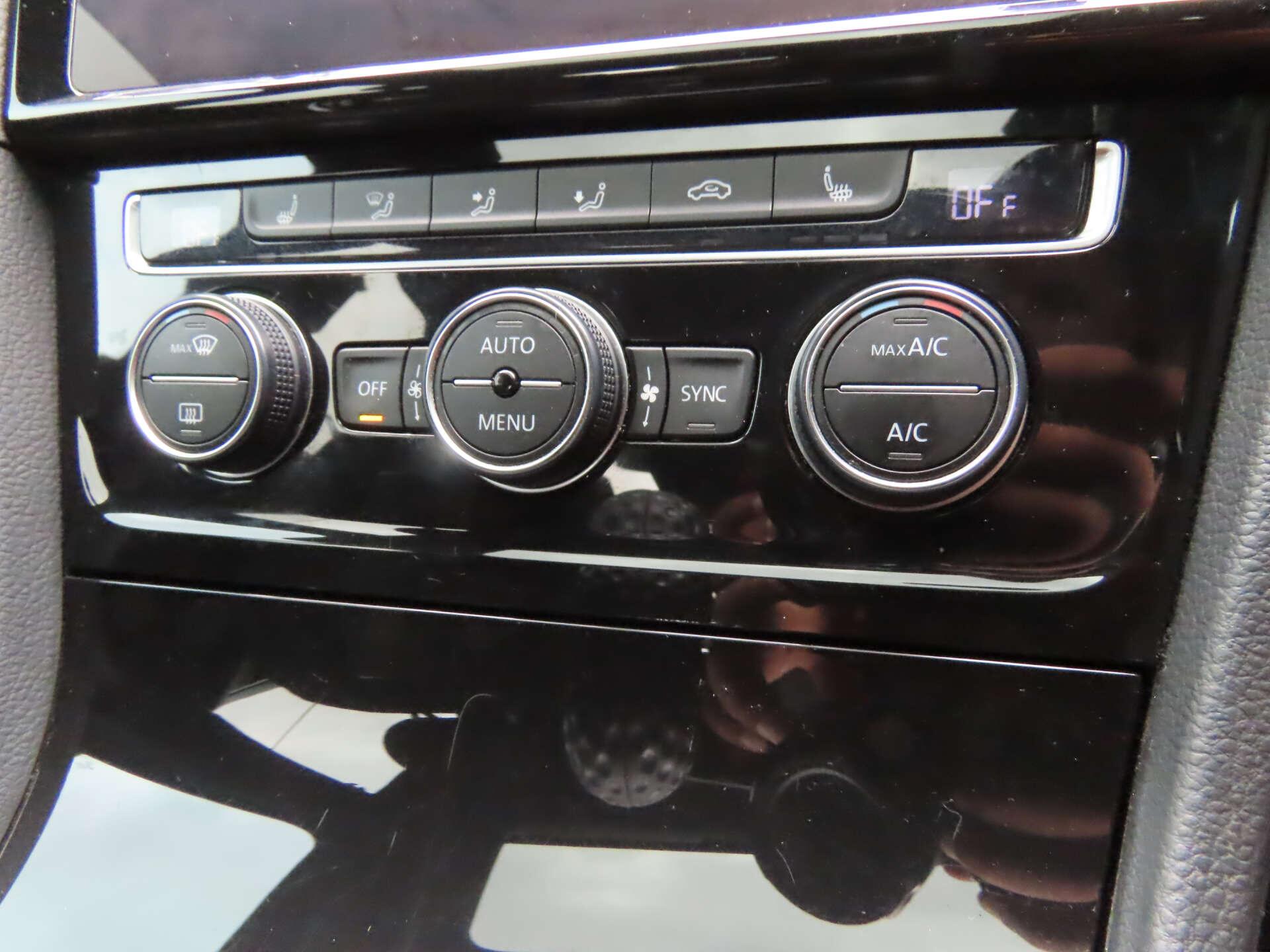 Volkswagen Golf view 13
