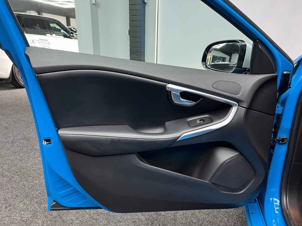 Volvo V40 view 26
