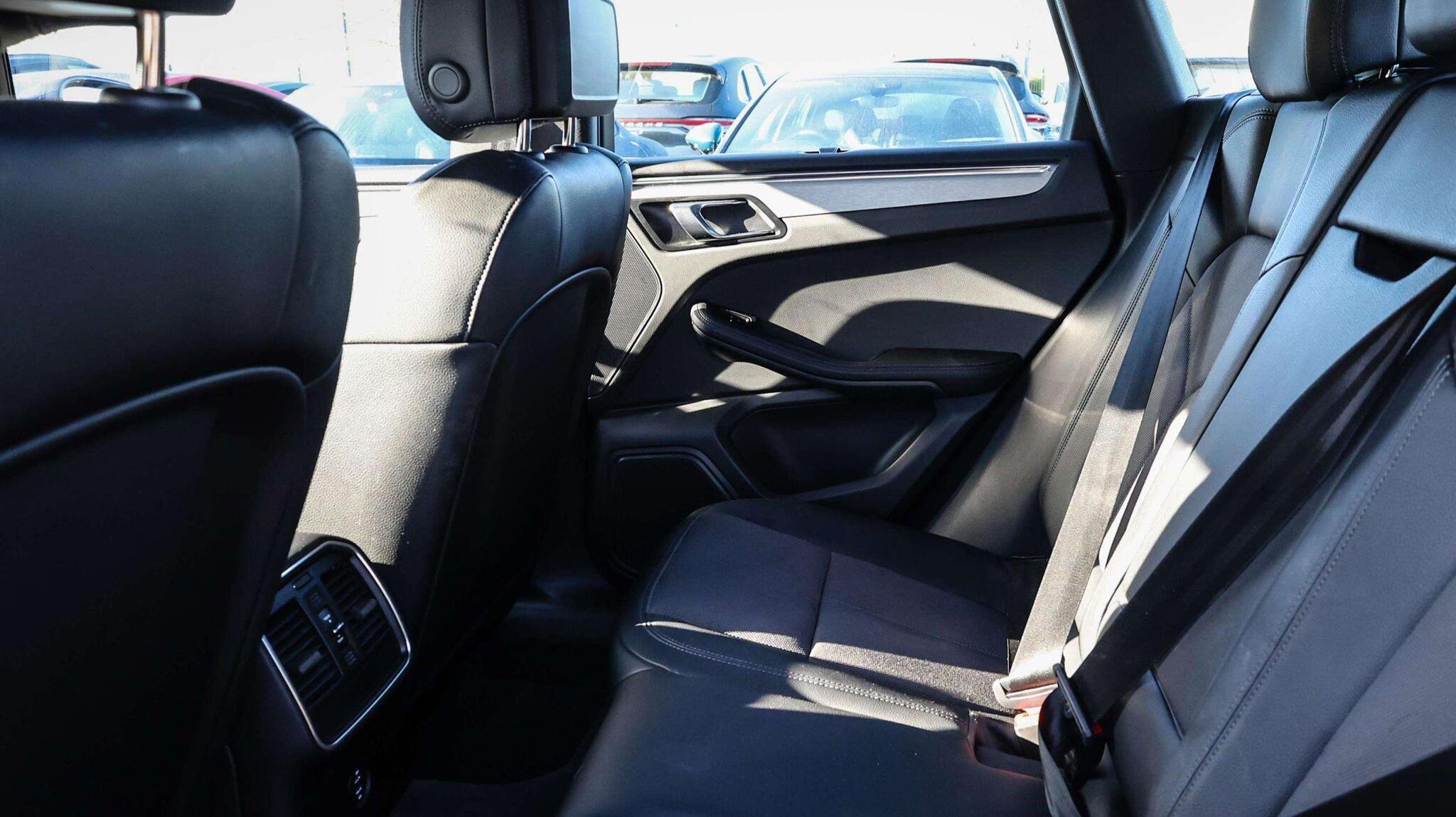 Porsche Macan view 14