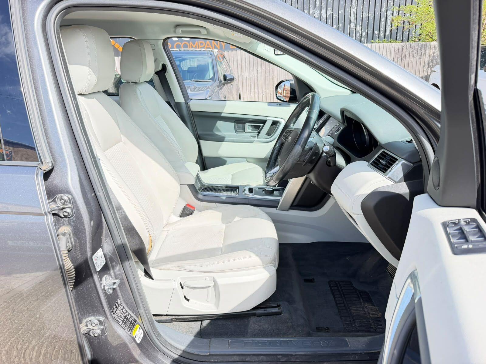 Land Rover Discovery Sport view 12