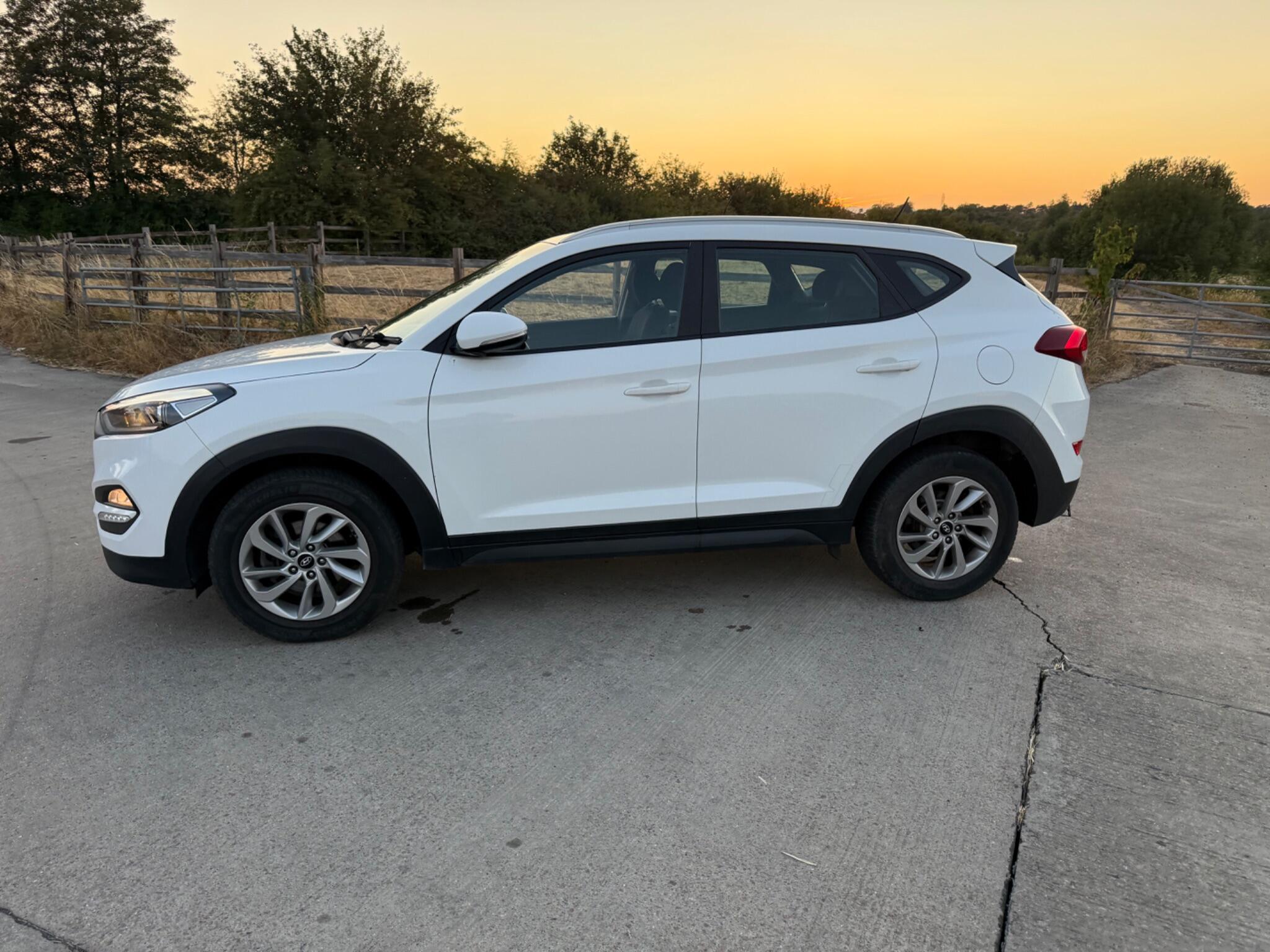 Hyundai TUCSON 2.0 CRDi Premium SE 4WD Euro 6 5dr — photo 16 of 102