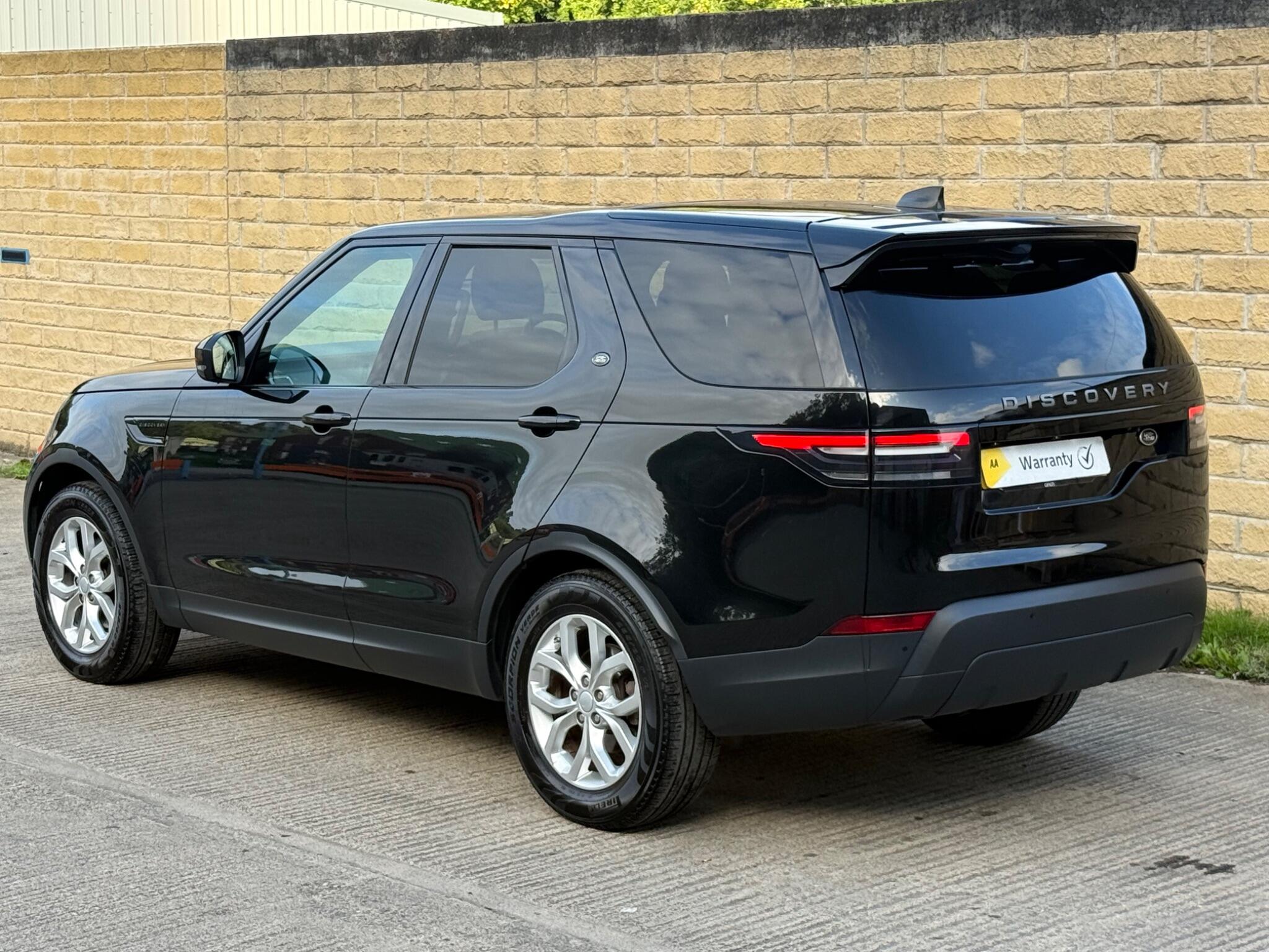 Land Rover Discovery view 3
