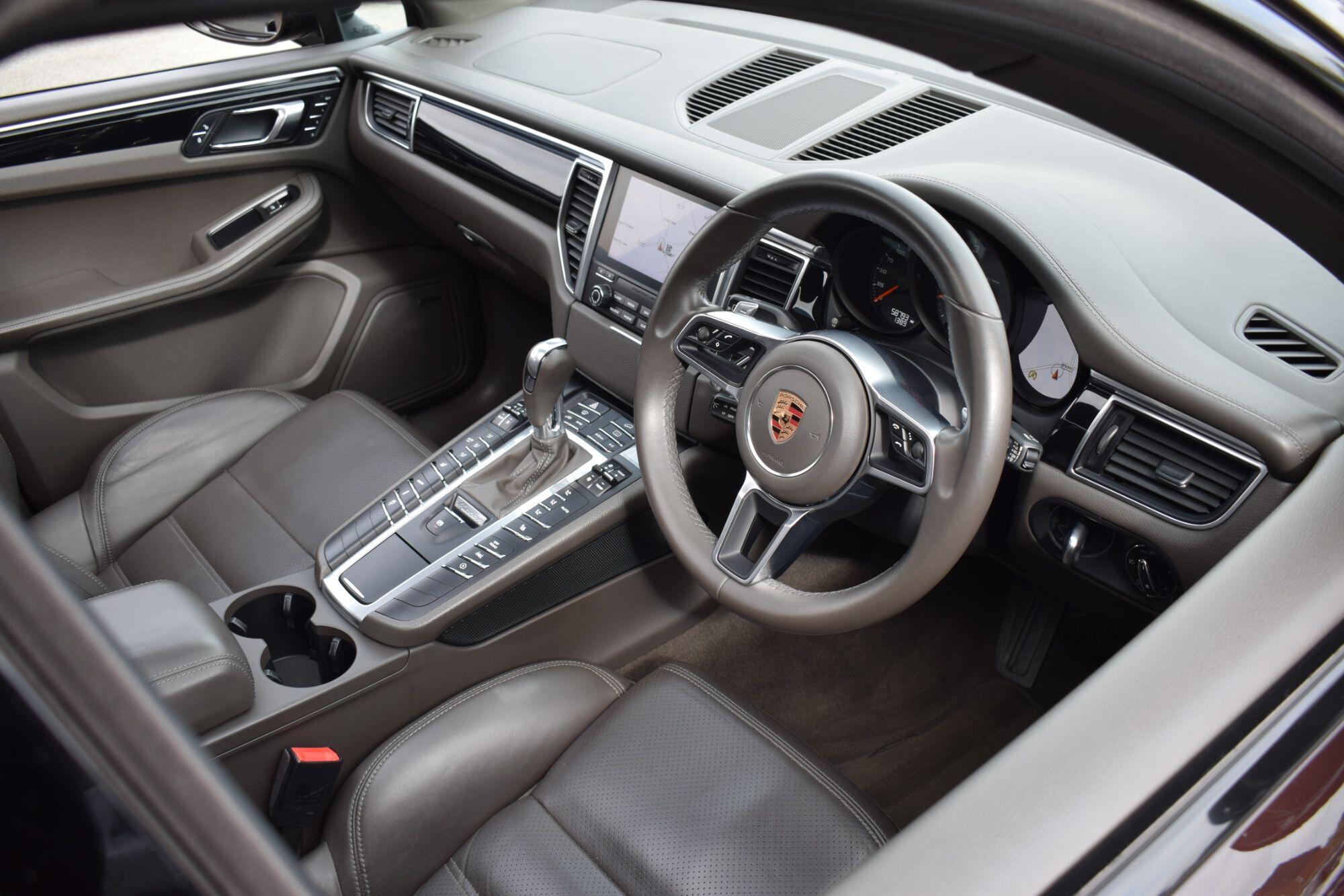 Porsche Macan view 3