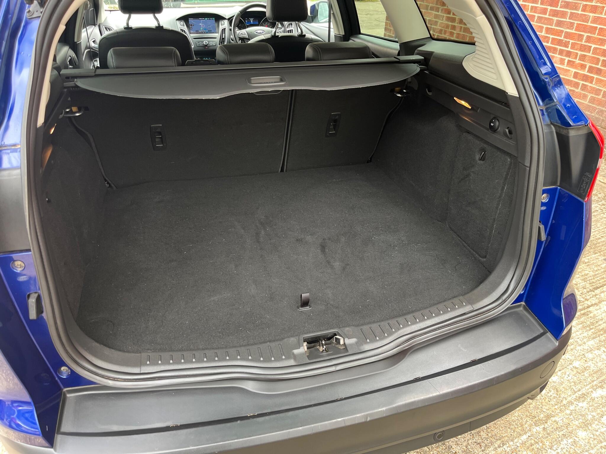 Ford Focus view 48