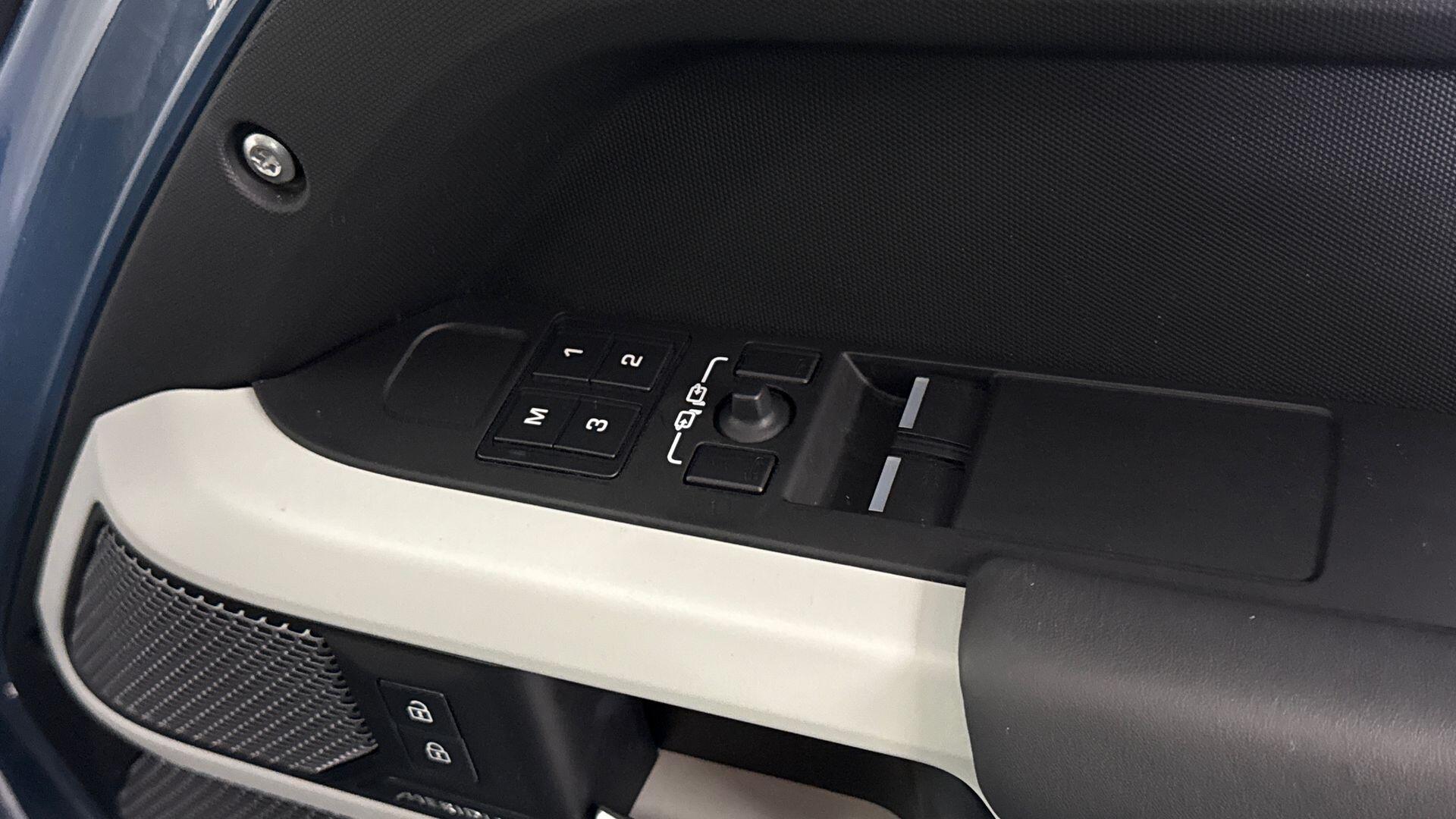 Land Rover Defender view 22