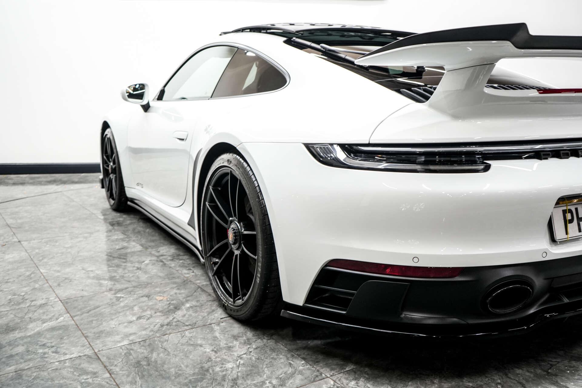Porsche 911 view 5