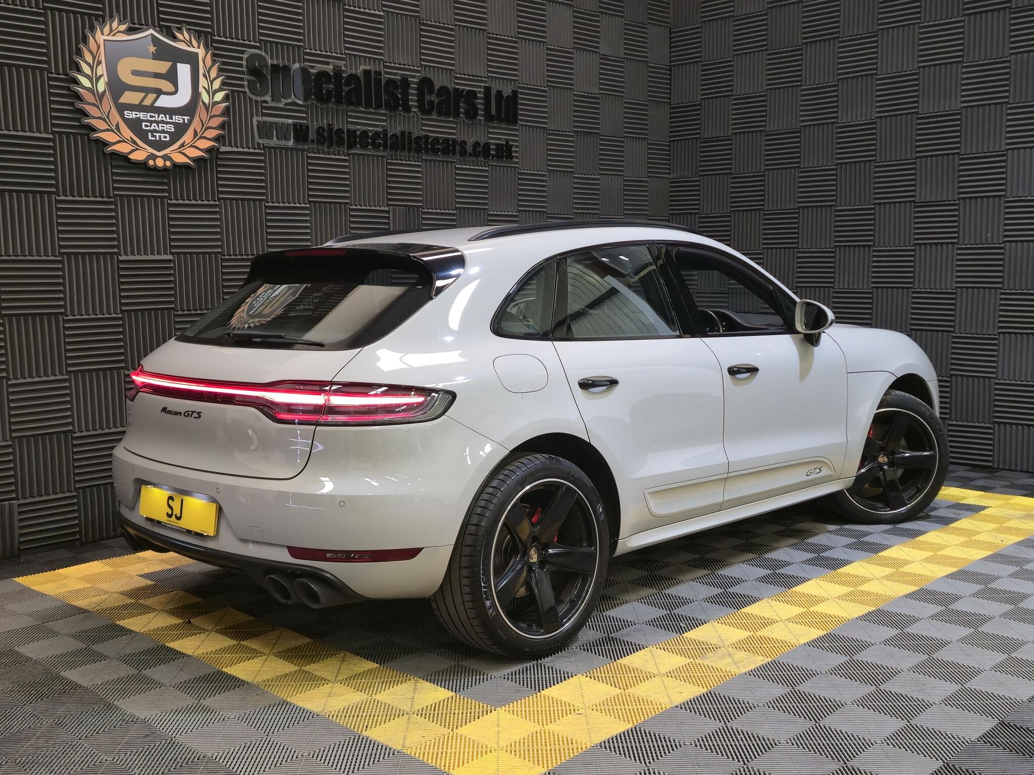 Porsche Macan view 26