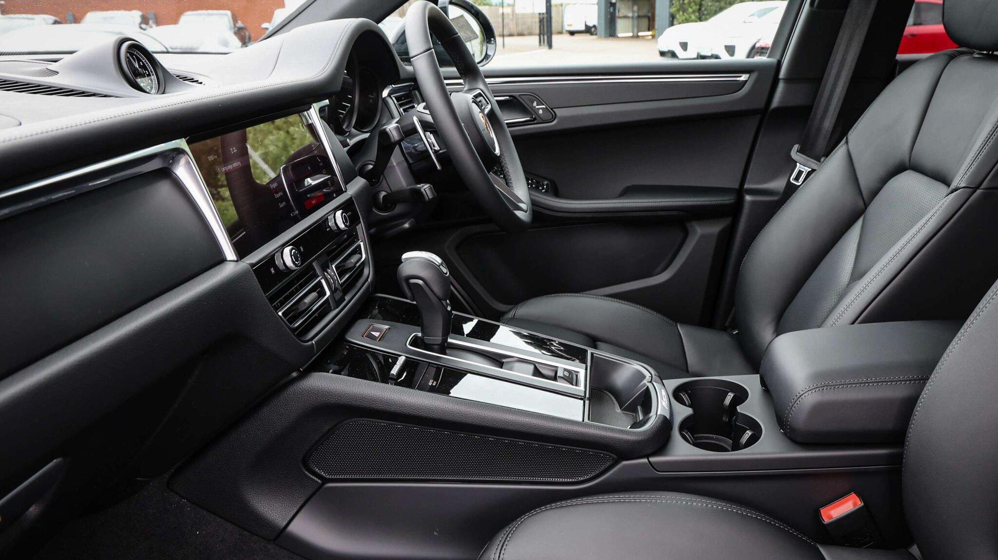 Porsche Macan view 13