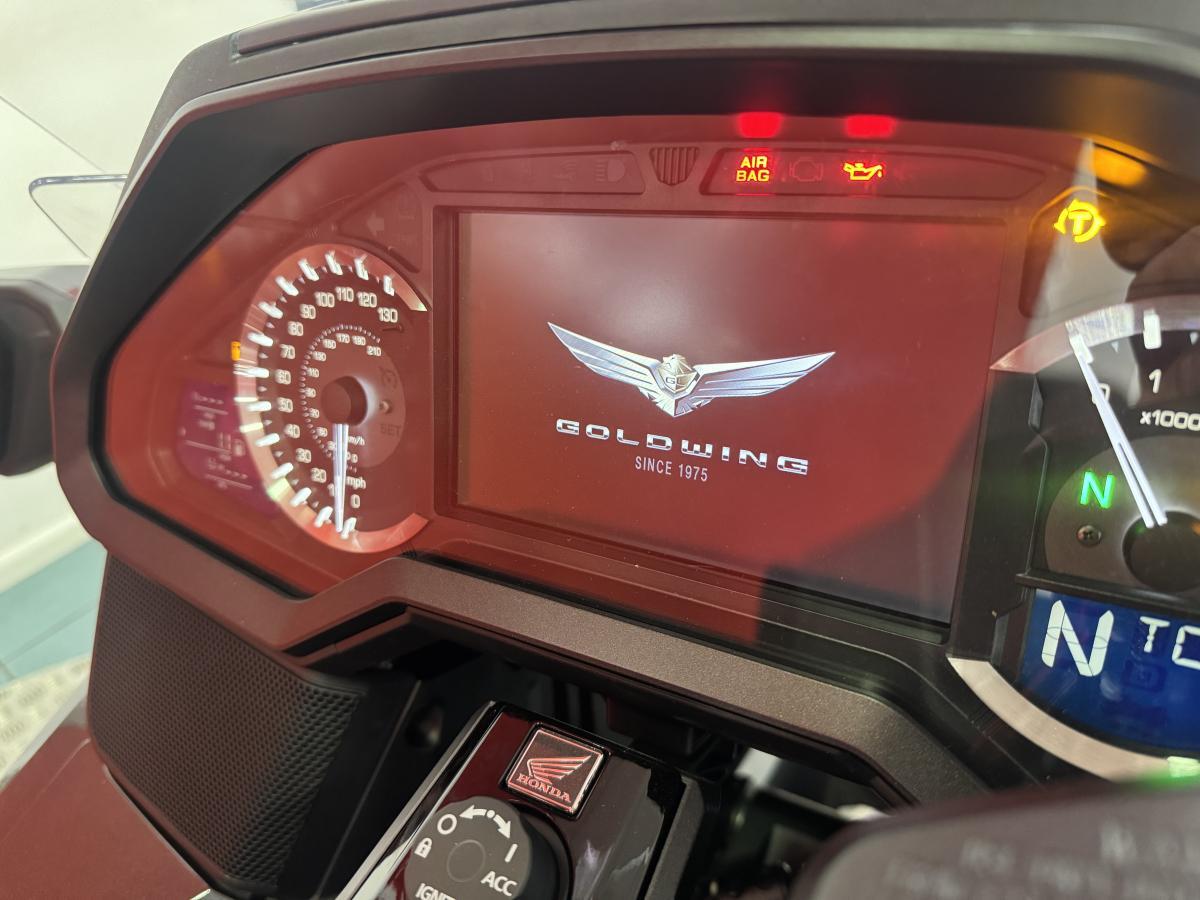 Honda GL1800 Gold Wing view 11