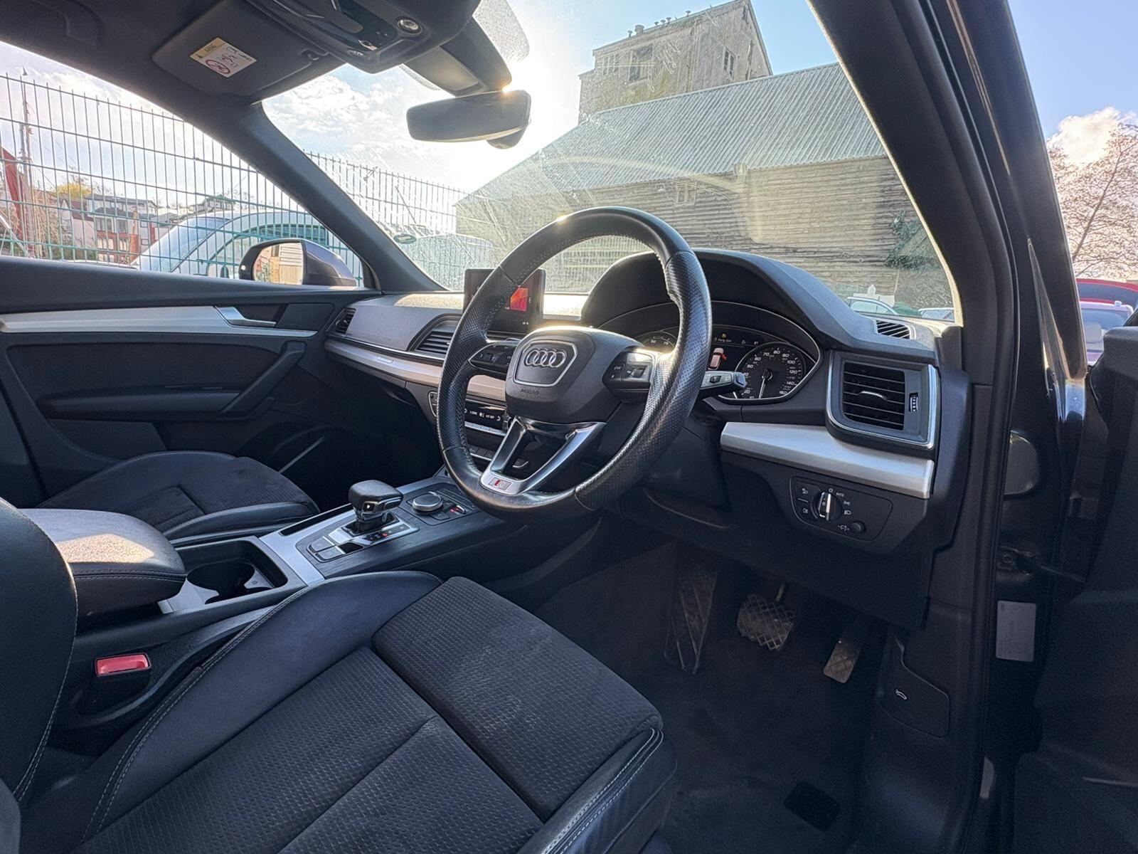 Audi Q5 view 12