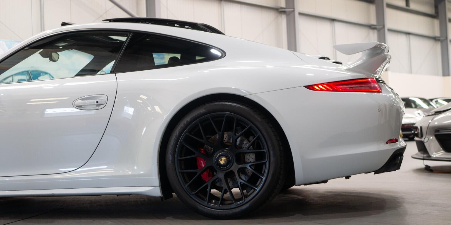 Porsche 911 view 8
