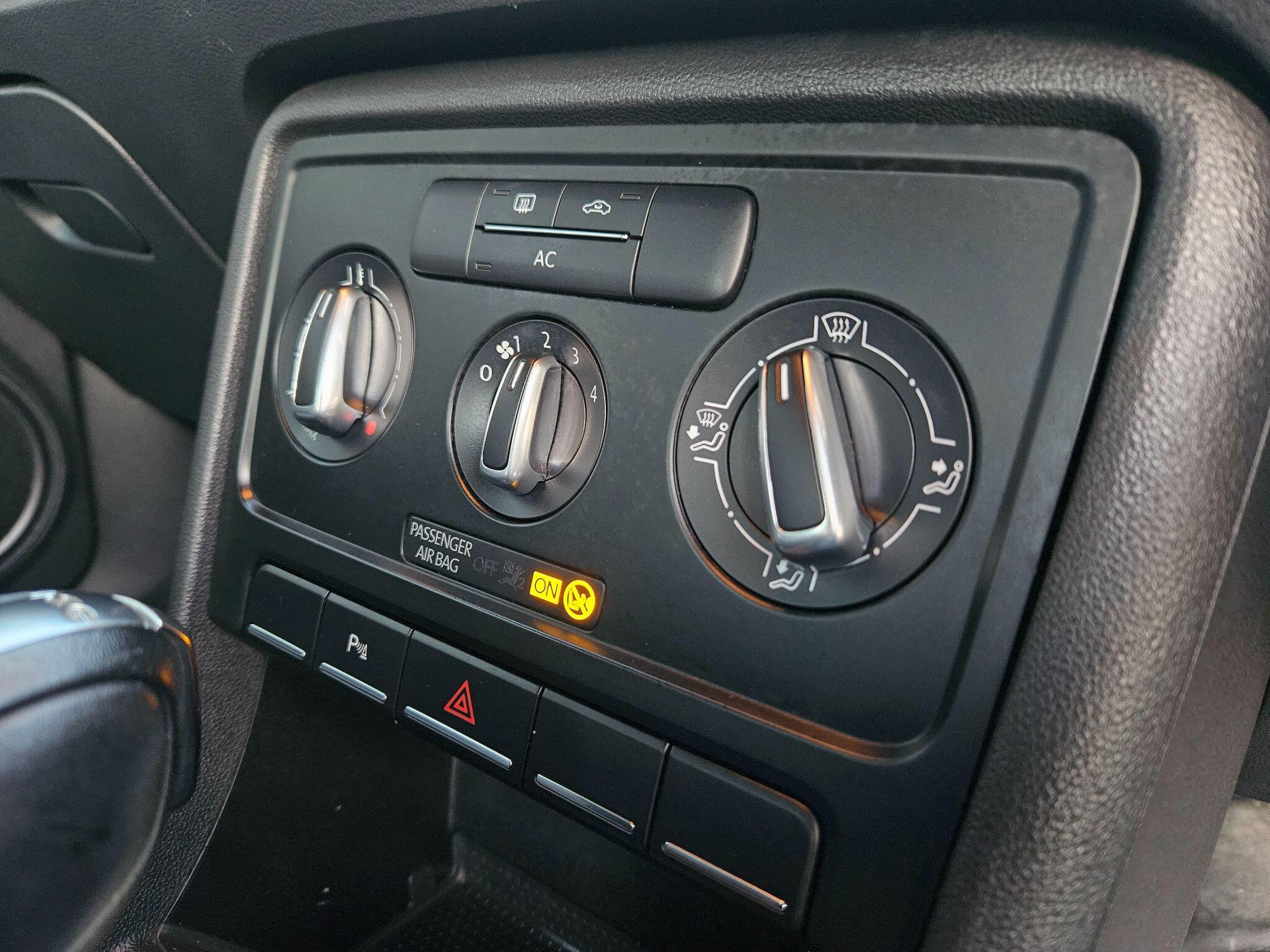 2012 Volkswagen Beetle image 32