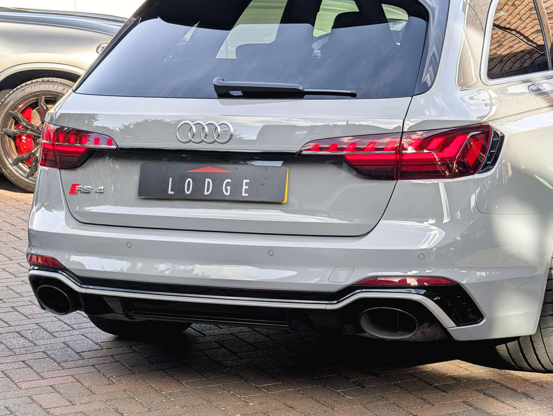 Audi RS4 view 19