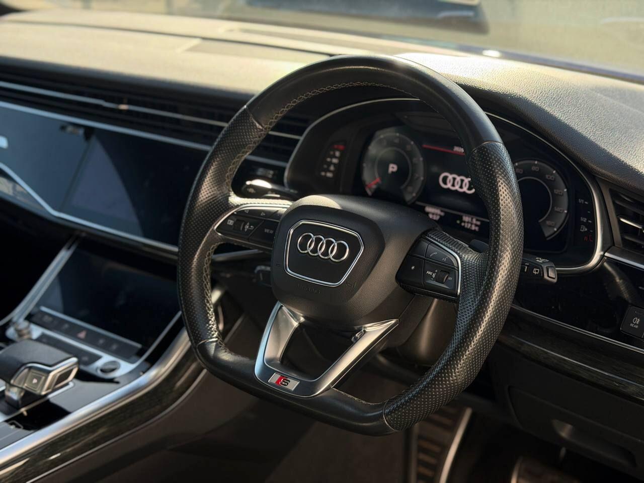 Audi Q7 view 9