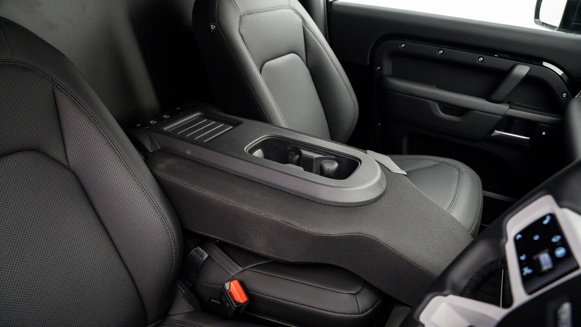 Land Rover Defender 90 view 11