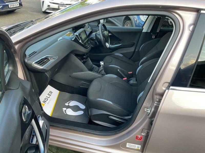 2013 Peugeot 208 image 39