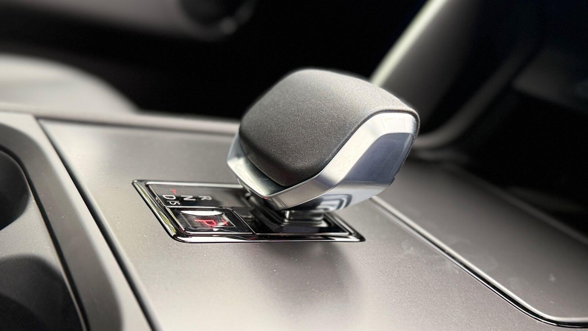 Land Rover Discovery Sport view 14