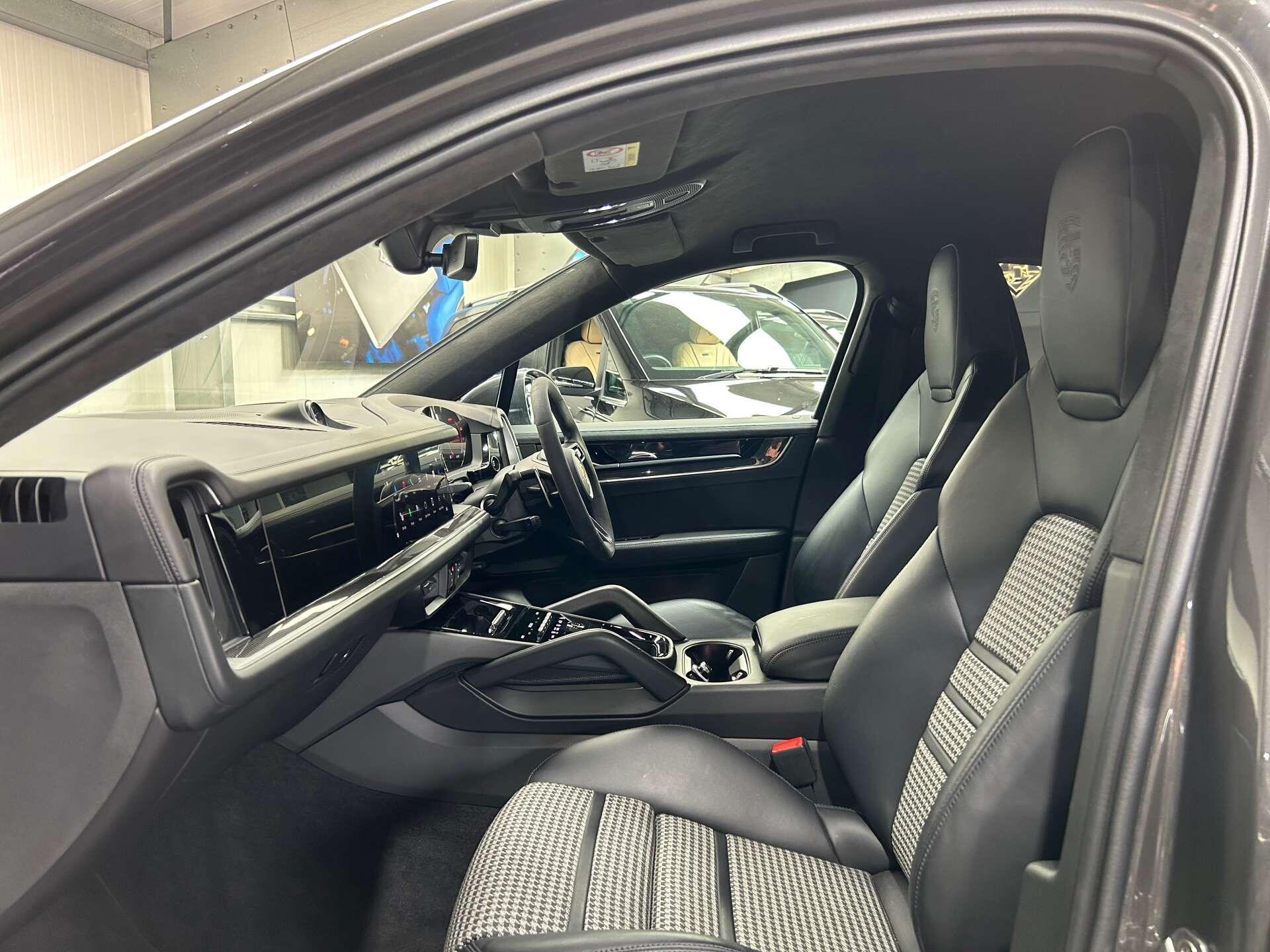 Porsche Cayenne view 41
