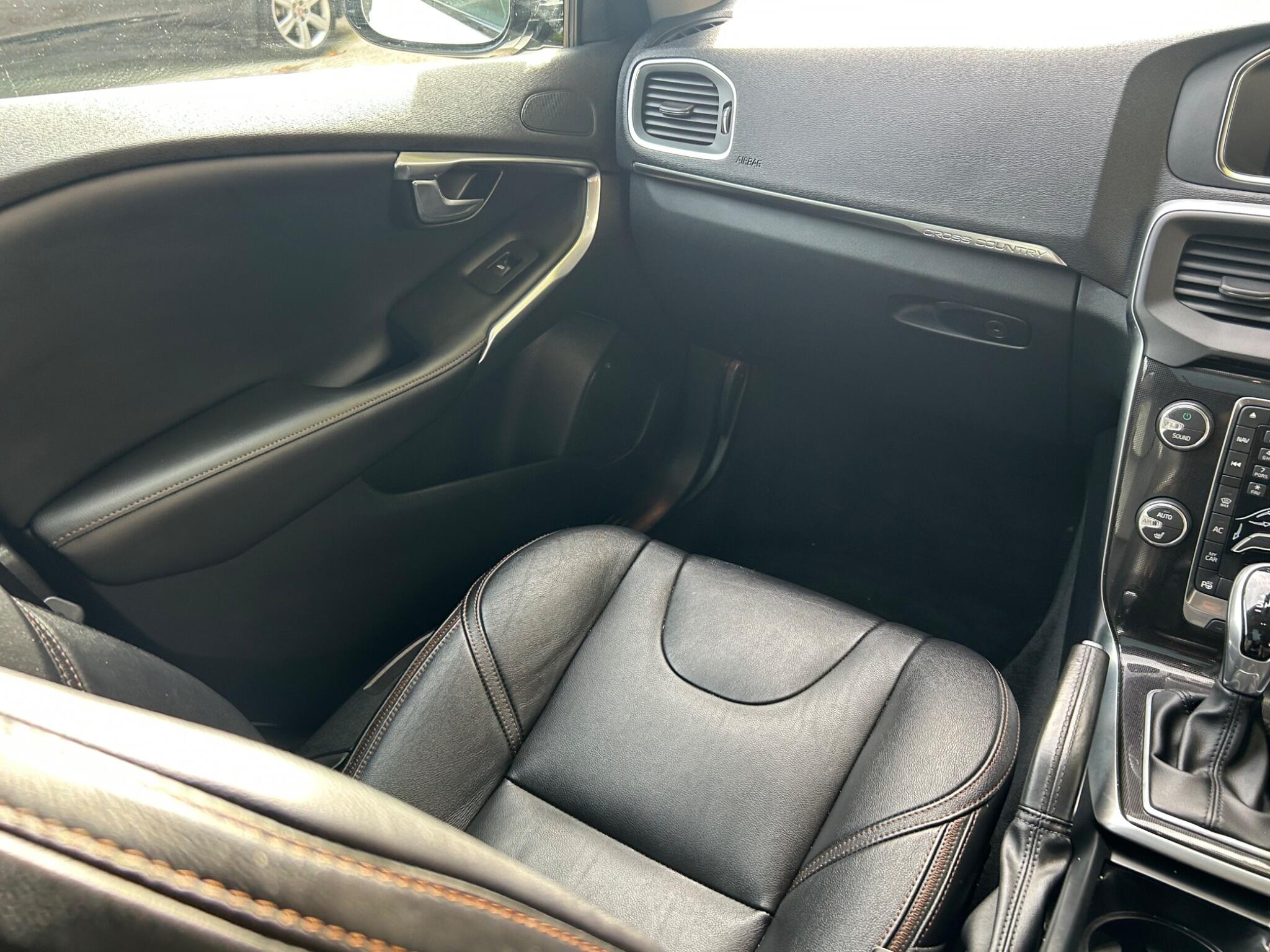 Volvo V40 Cross Country view 28