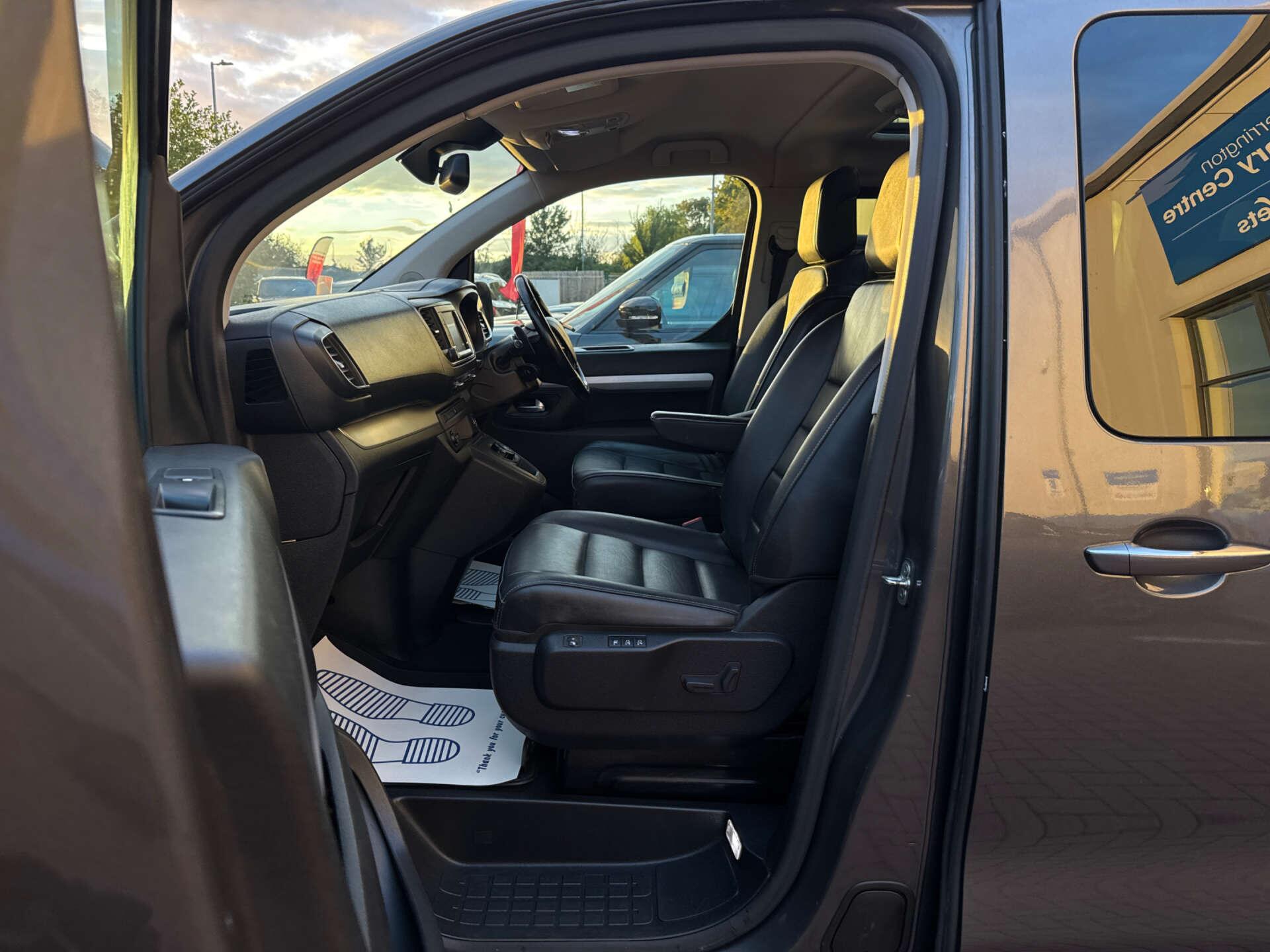 Peugeot Traveller view 38