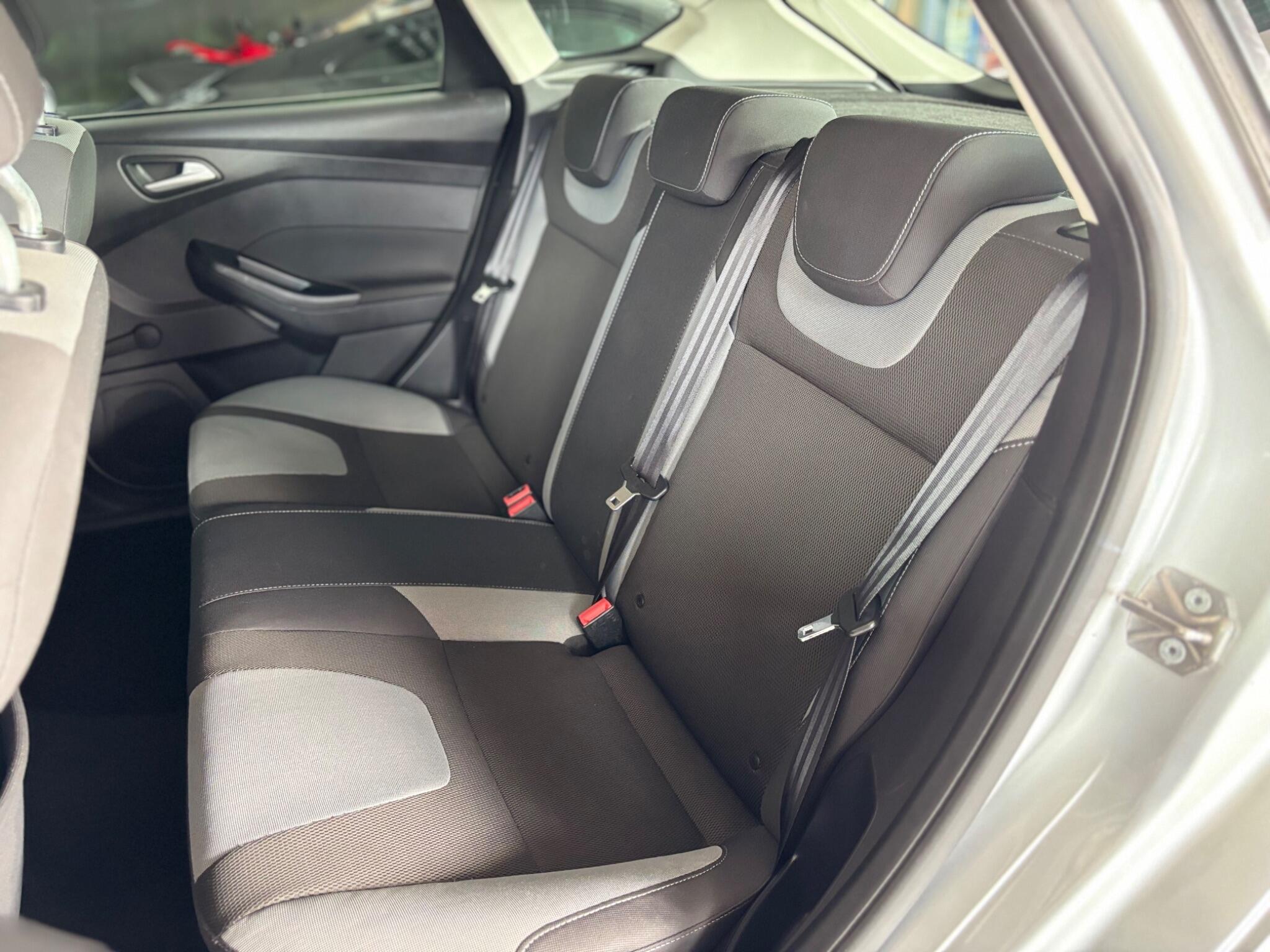 Ford Focus view 14