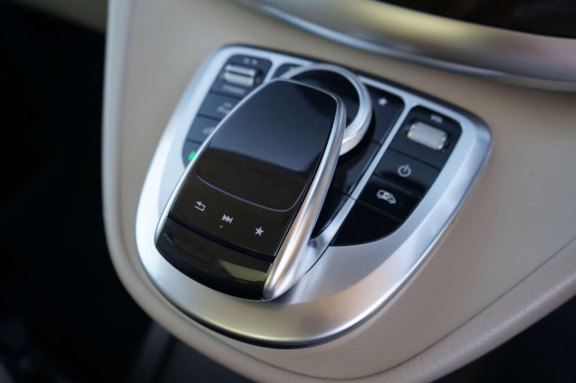 Mercedes-Benz V-Class view 36