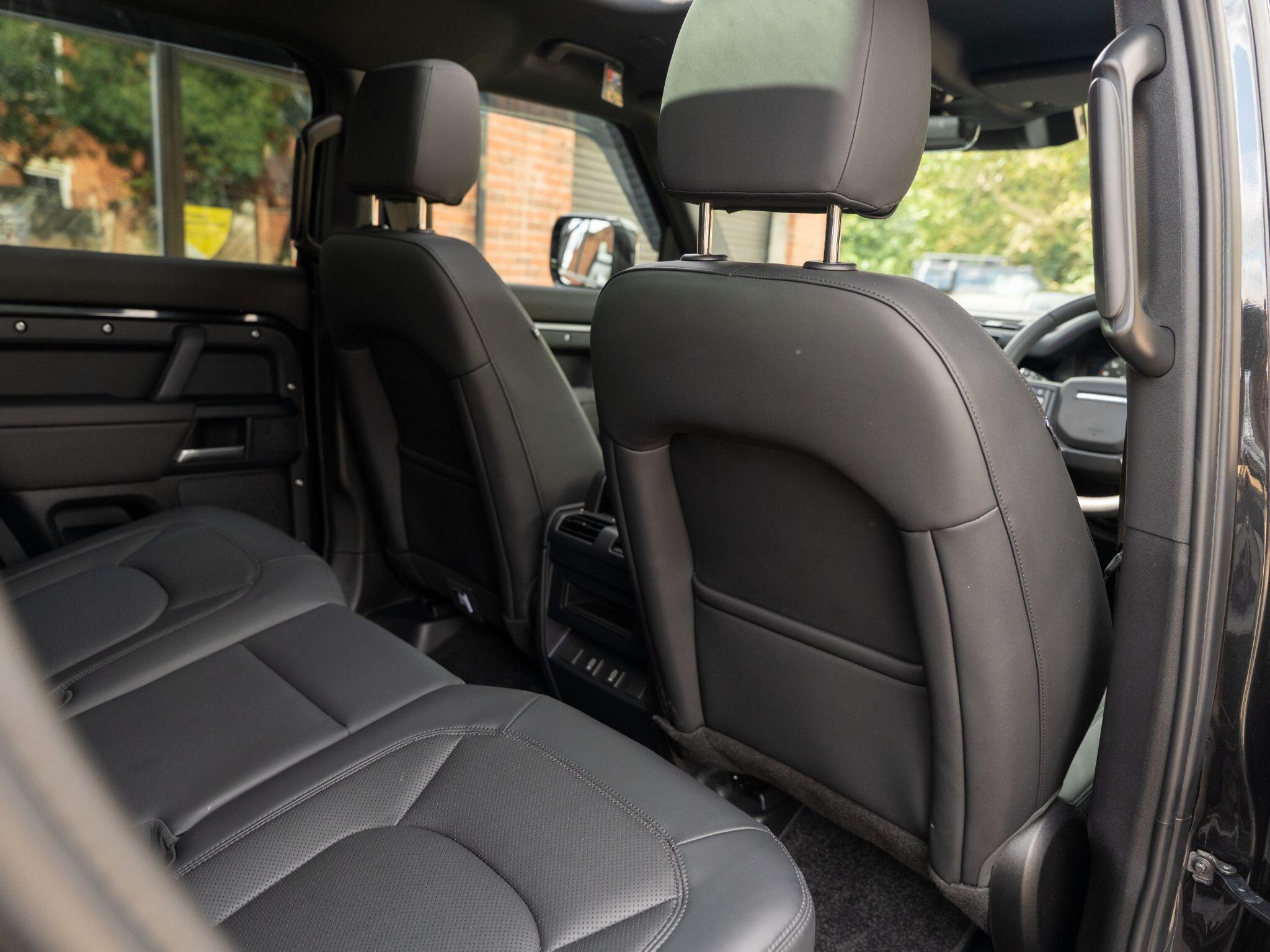 Land Rover Defender 110 view 50
