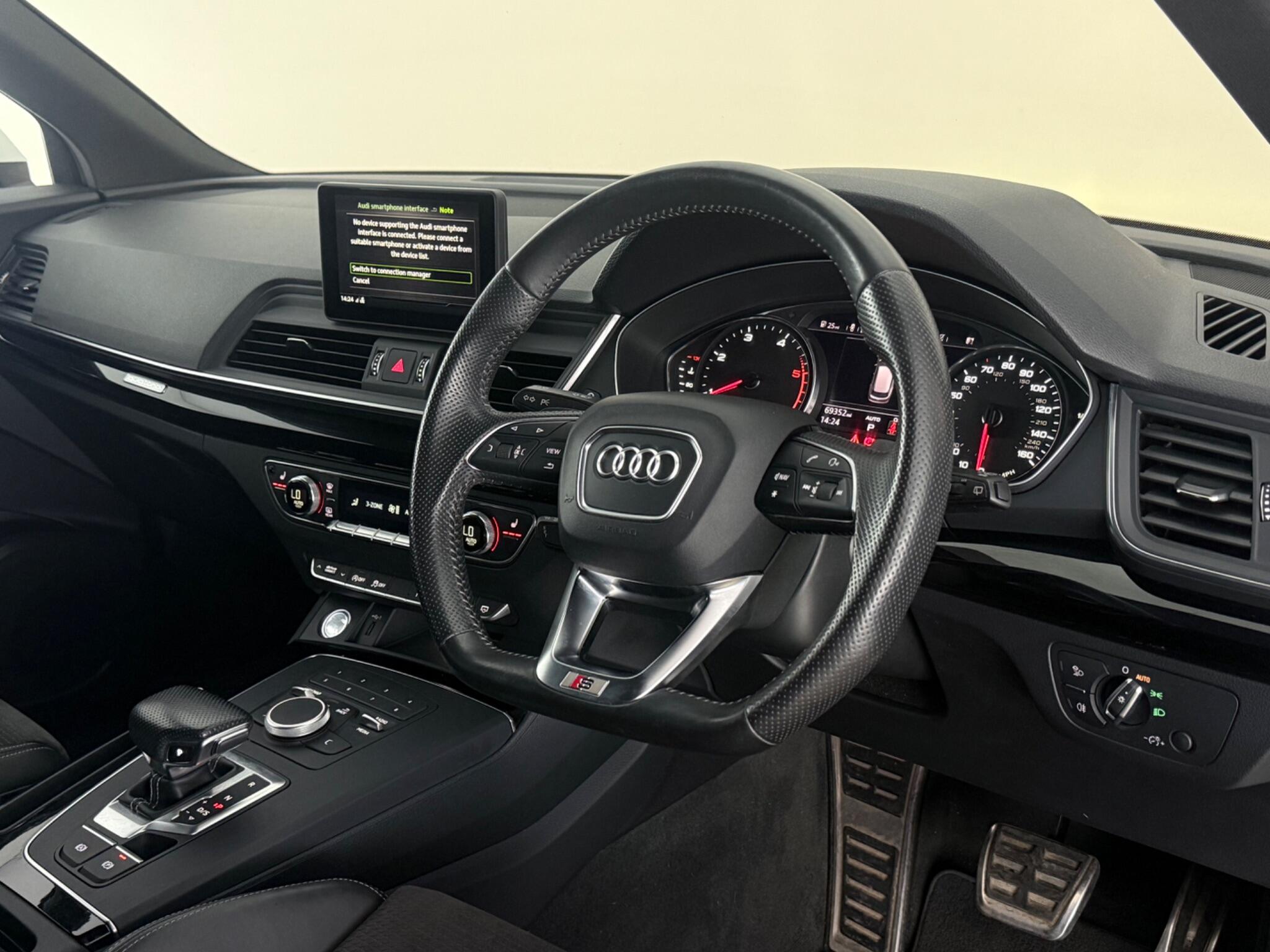 Audi Q5 view 3