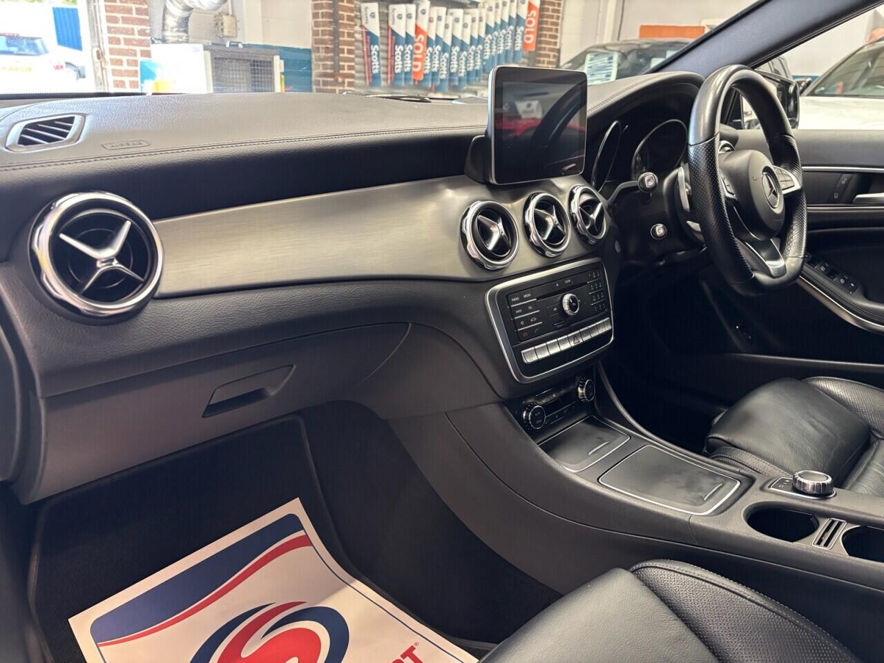 Mercedes-Benz GLA view 25