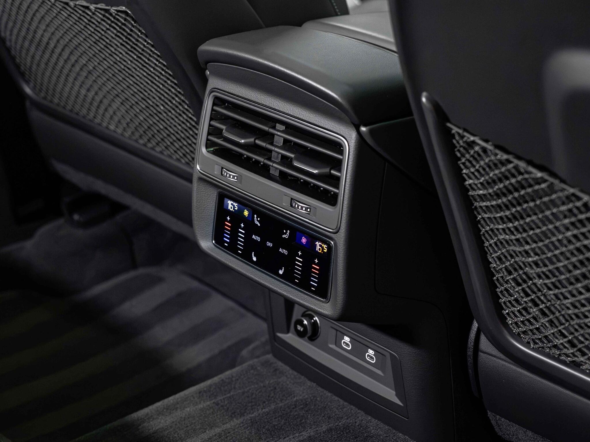 Audi SQ8 view 28