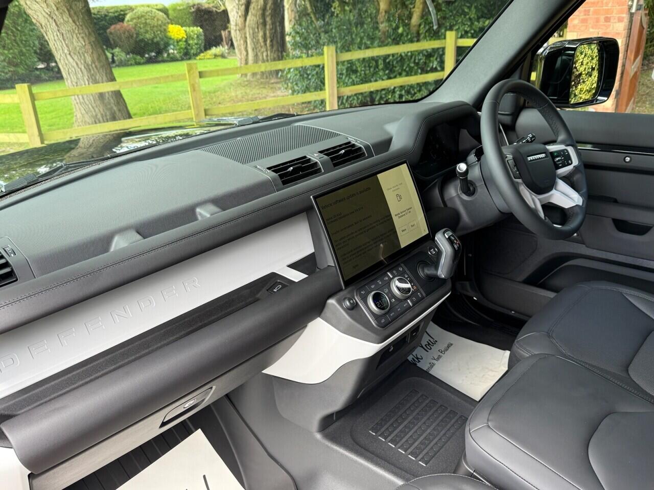 Land Rover Defender 110 view 14