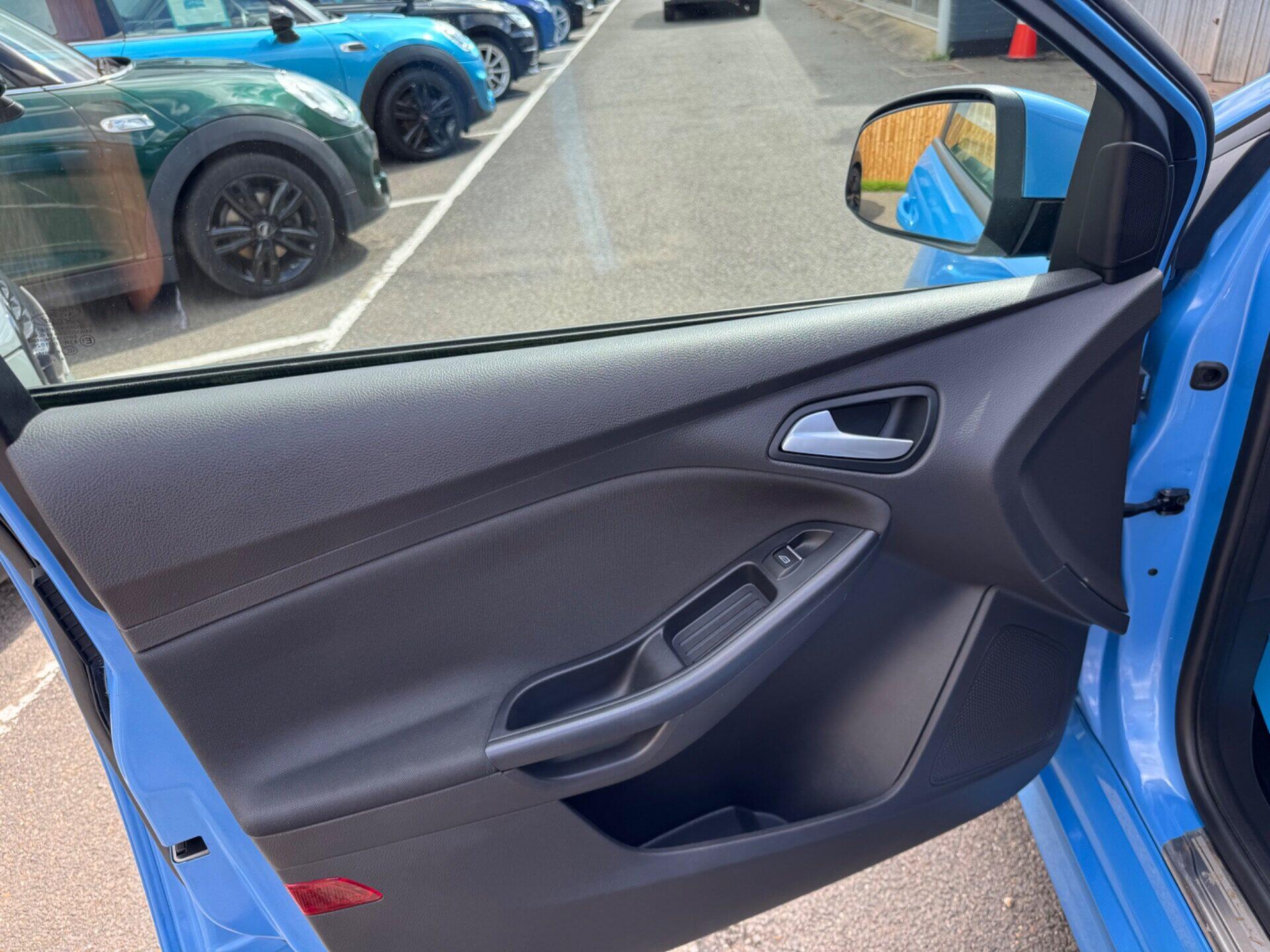 Ford Focus view 32