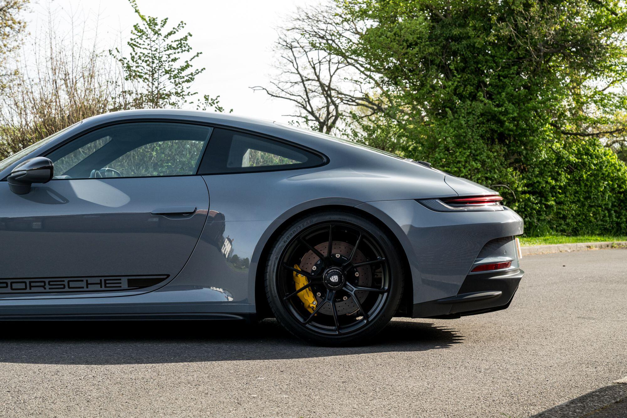 Porsche 911 view 34