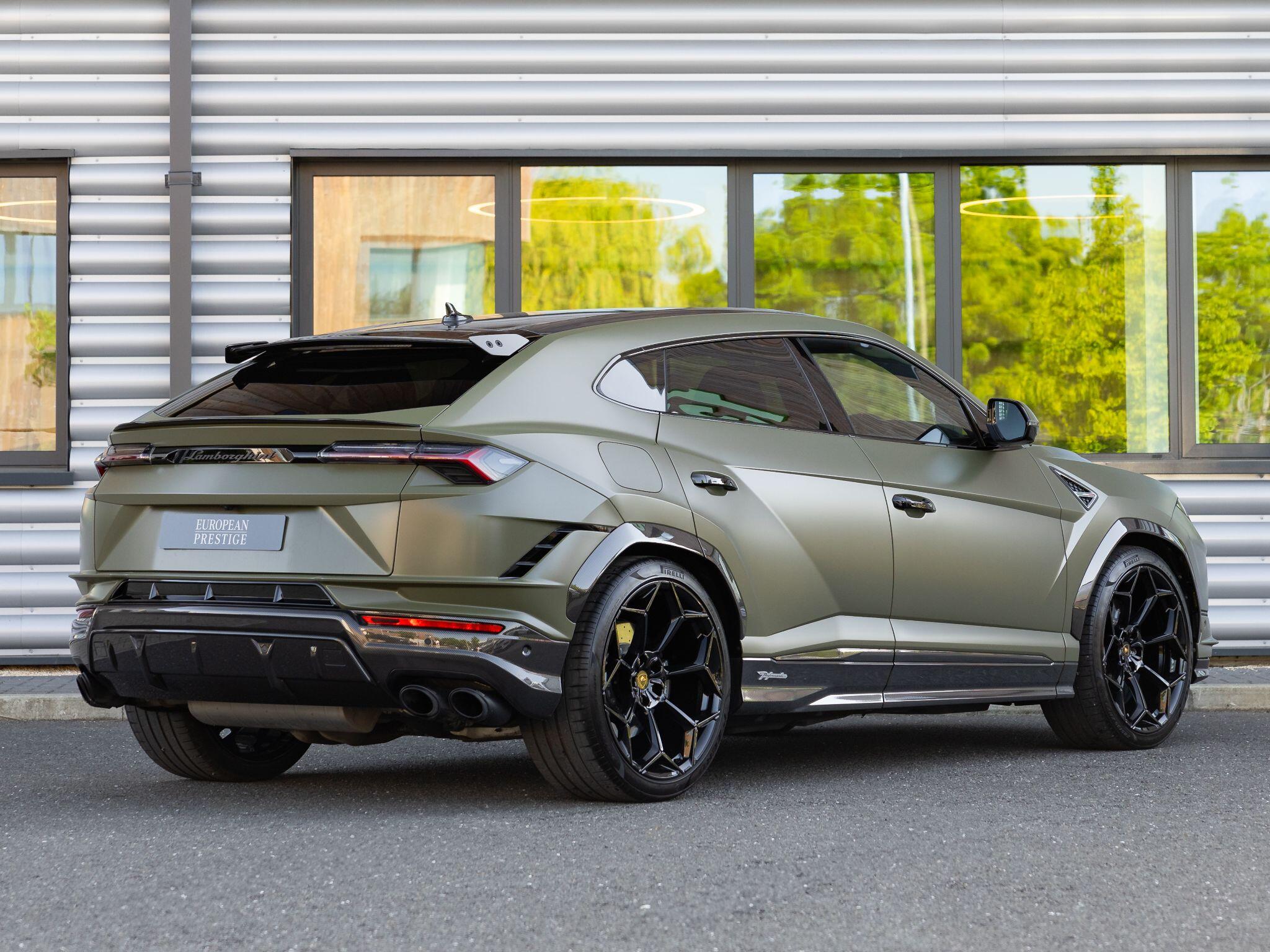Lamborghini Urus view 3
