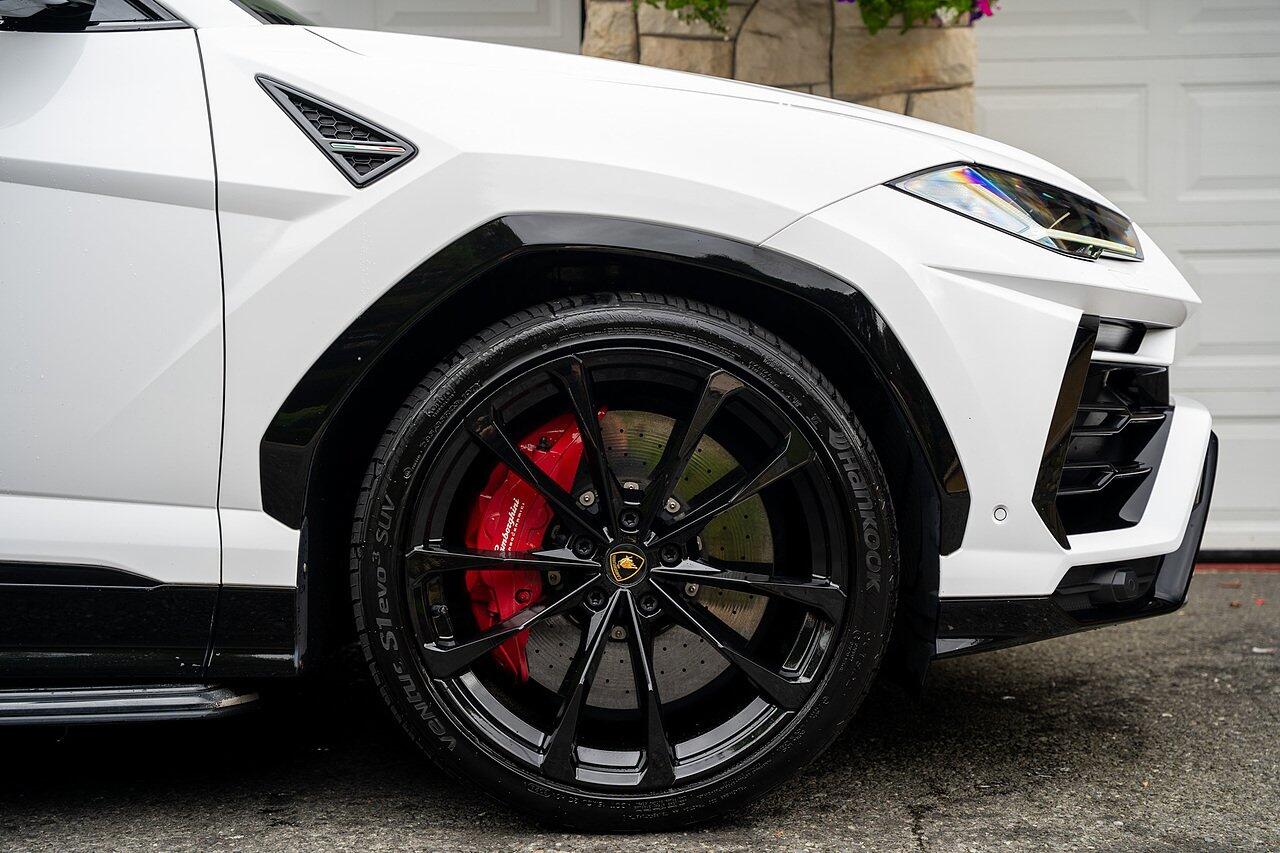 Lamborghini Urus view 4