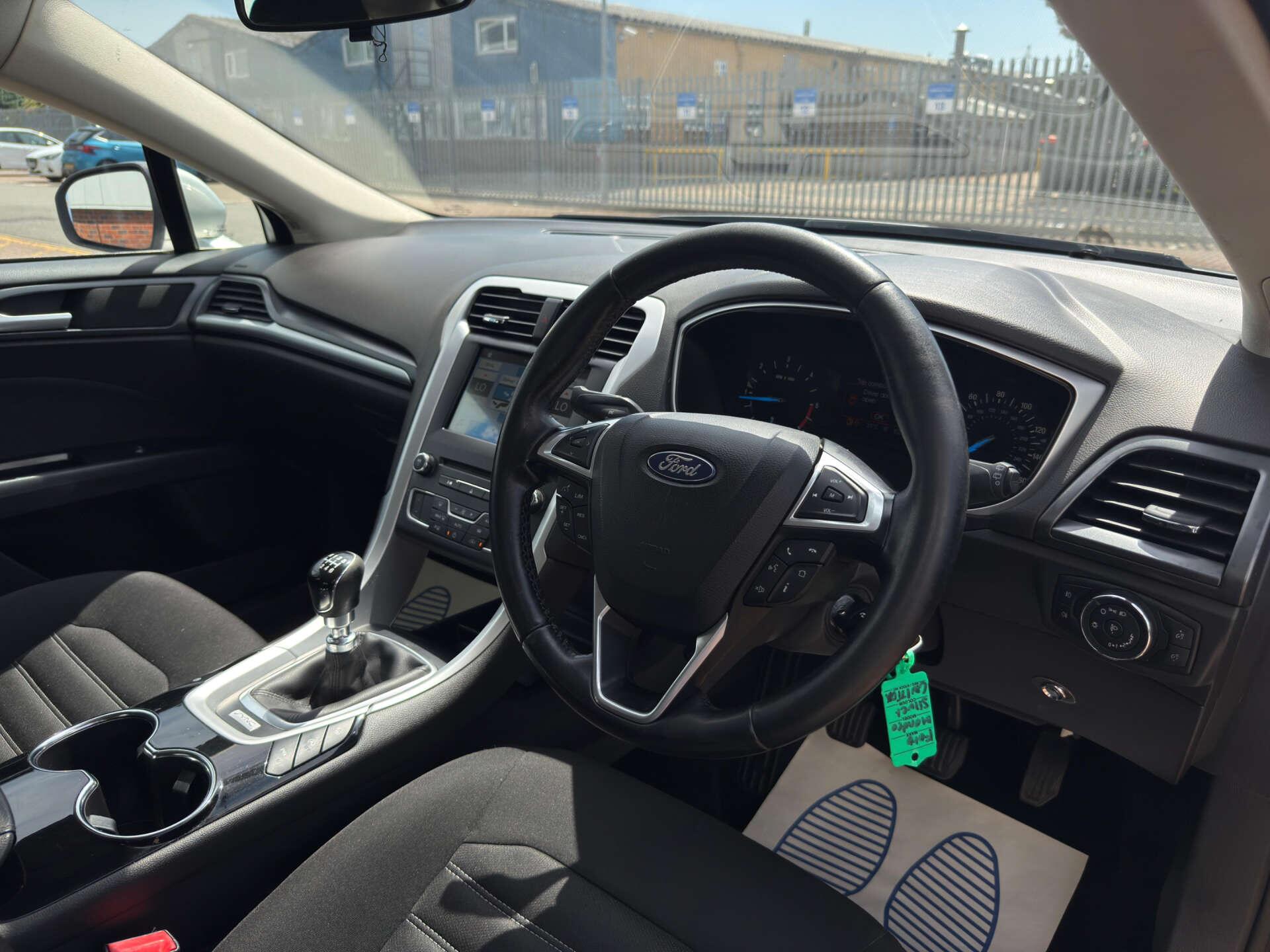 Ford Mondeo view 11
