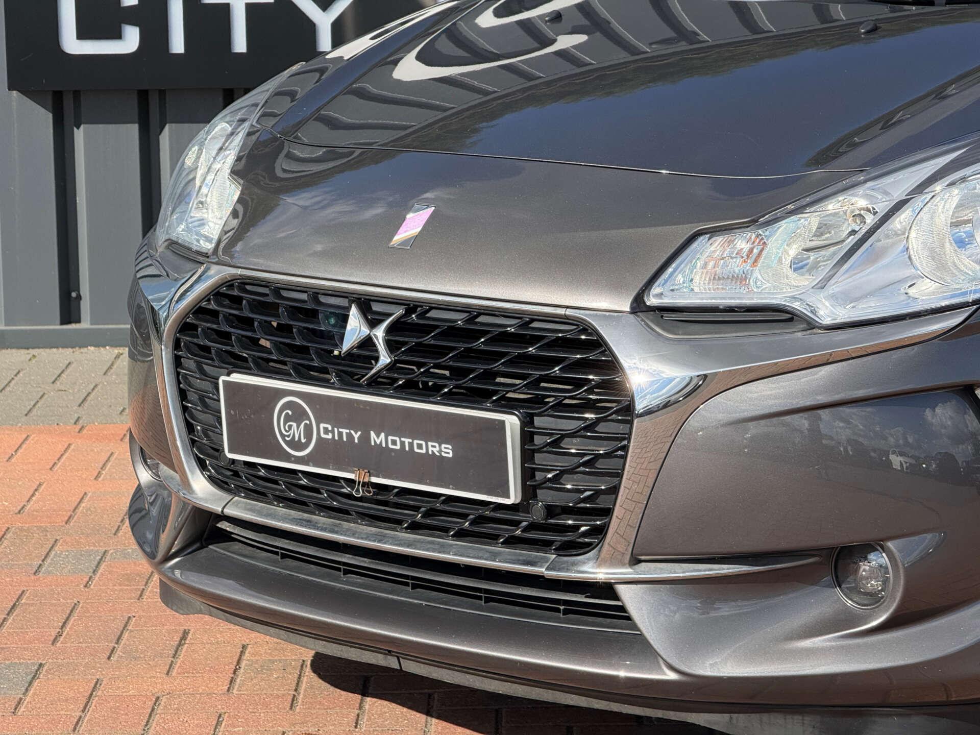 DS Automobiles DS 3 view 4